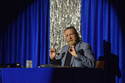 Dieser Pfarrer blickt mit einem Augenzwinkern auf die Kirche